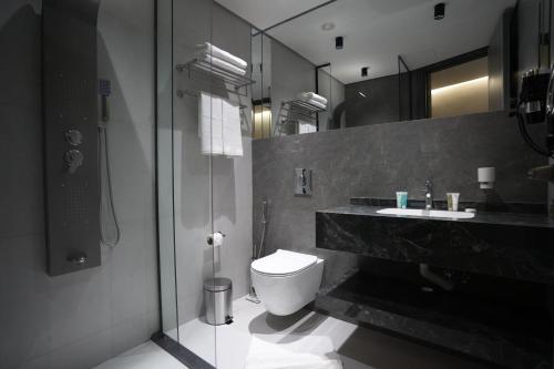 roya downtown boutique hotel