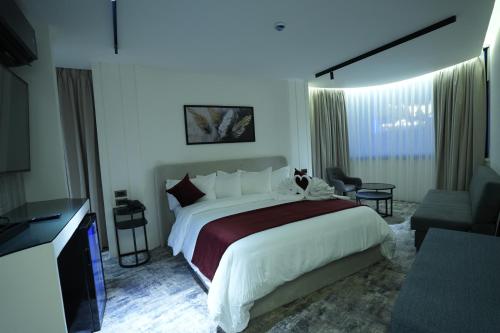 roya downtown boutique hotel