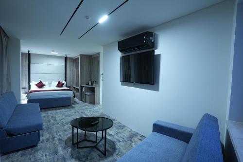 roya downtown boutique hotel