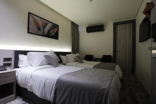 roya downtown boutique hotel
