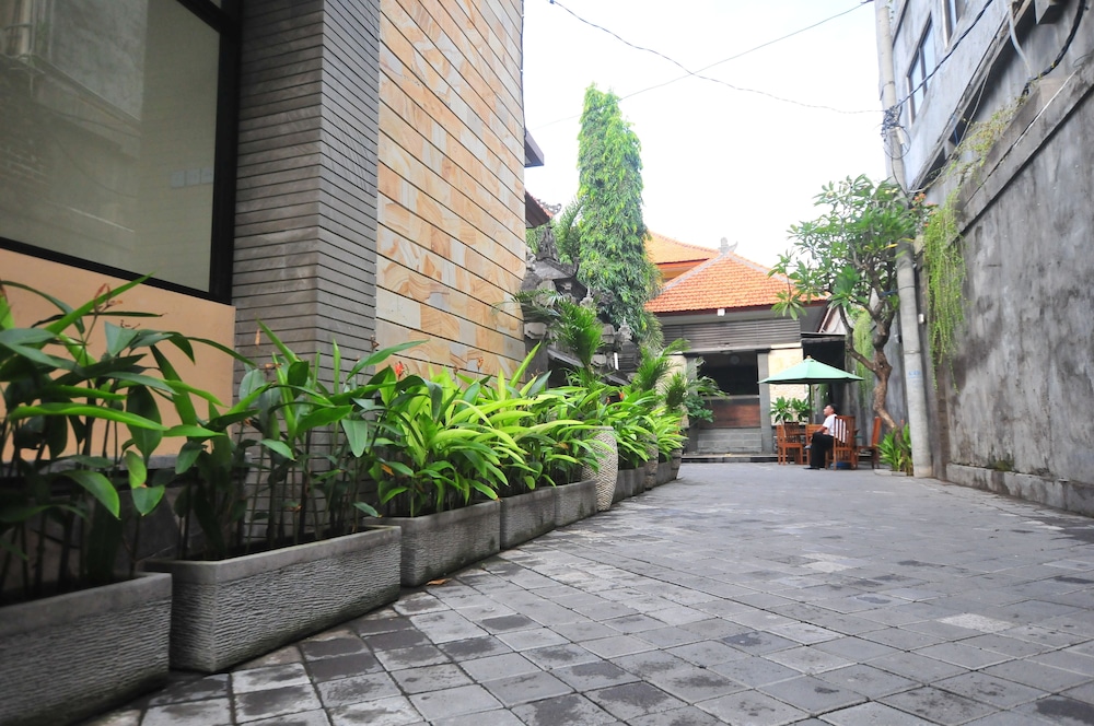 sandat hotel legian