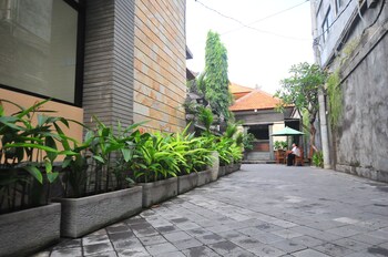 sandat hotel legian