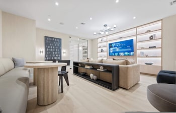 17john presidential king suite with sofa bed