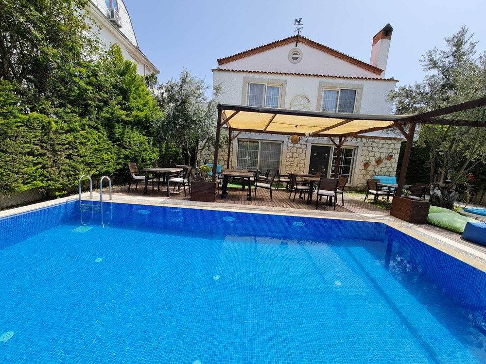 rebetiko hotel