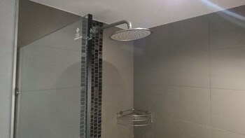 bright and breezy 1br t1 211