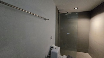 bright and breezy 1br t1 211
