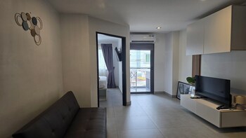 bright and breezy 1br t1 211