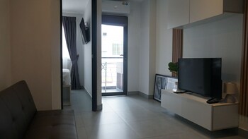 bright and breezy 1br t1 211