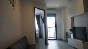 bright and breezy 1br t1 211