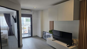 bright and breezy 1br t1 211