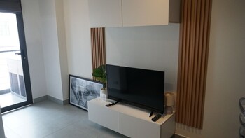 bright and breezy 1br t1 211