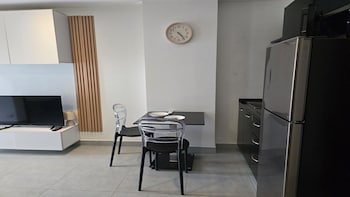 bright and breezy 1br t1 211