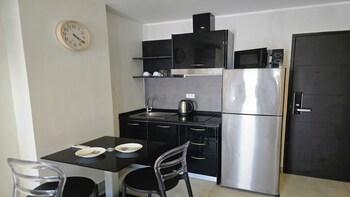 bright and breezy 1br t1 211
