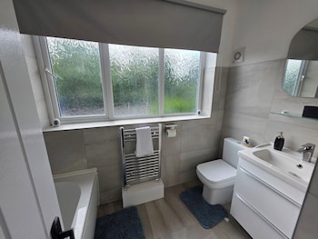 5 Beds, 7 Guests, Private Garden, Free Parking,,4 star