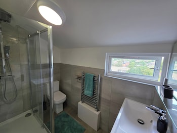 5 beds 7 guests private garden free parking