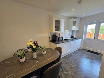 5 Beds, 7 Guests, Private Garden, Free Parking,,4 star