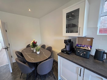 5 beds 7 guests private garden free parking