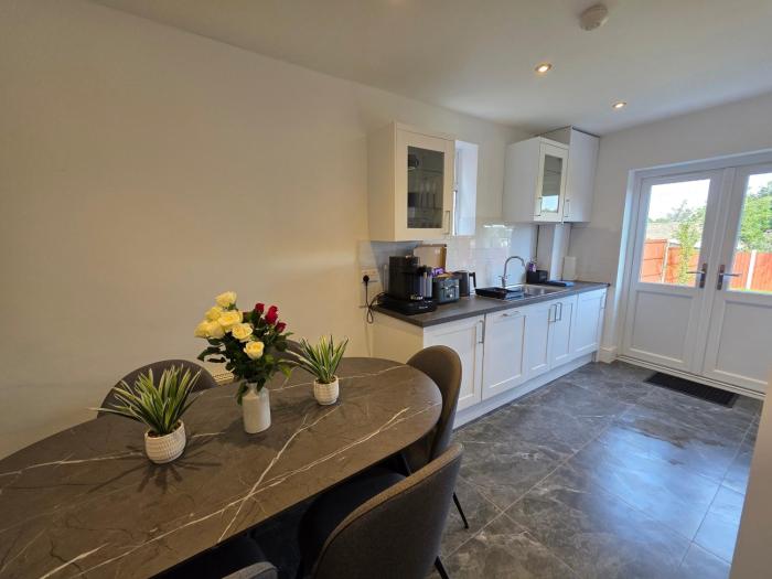 5 beds 7 guests private garden free parking