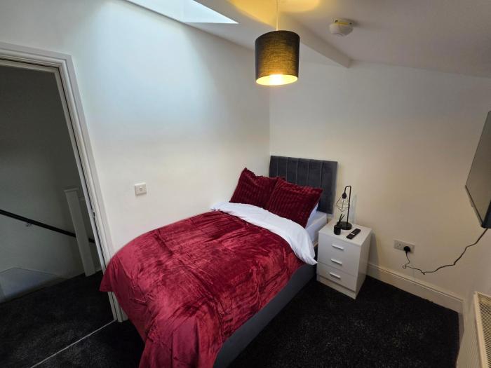 5 beds 7 guests private garden free parking