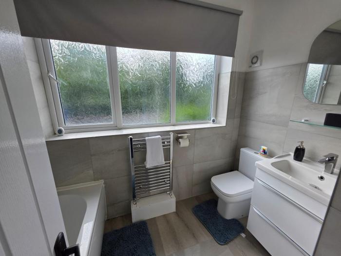 5 beds 7 guests private garden free parking