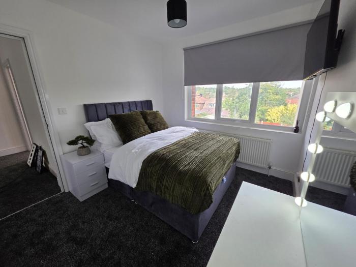 5 beds 7 guests private garden free parking