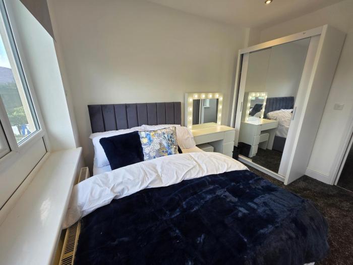 5 beds 7 guests private garden free parking