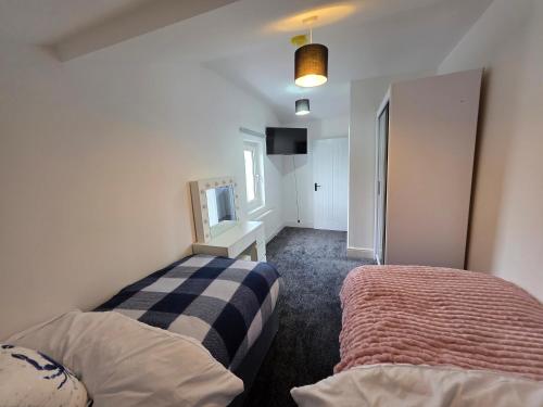 5 beds 7 guests private garden free parking