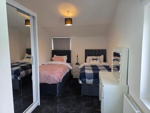 5 beds 7 guests private garden free parking