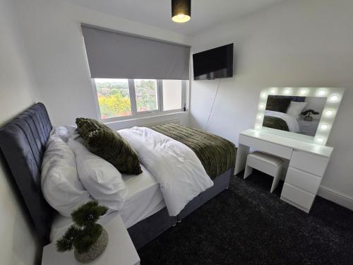 5 beds 7 guests private garden free parking