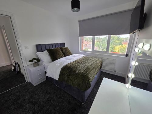 5 beds 7 guests private garden free parking