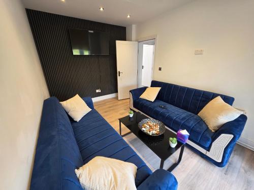 5 beds 7 guests private garden free parking