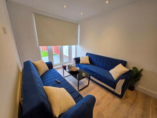 5 beds 7 guests private garden free parking