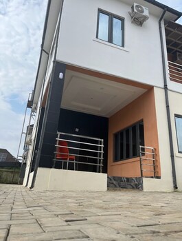 r oak hotels and apartments