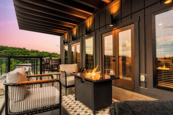 Star Gazer Luxury Rooftop Cabin,,4 star