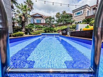Monaco Pool Pension,,3 star