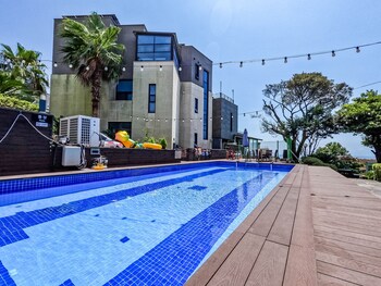 Monaco Pool Pension,,3 star
