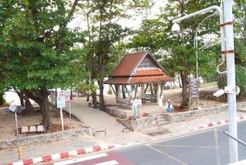bed and beach hostel karon