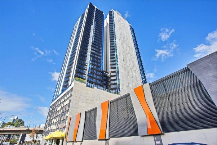 a cozy apt with city views near crown casino