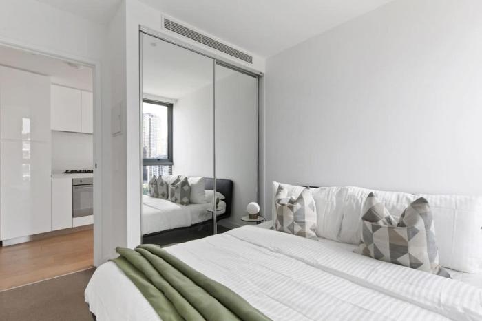 a cozy apt with city views near crown casino