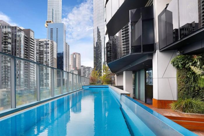 a cozy apt with city views near crown casino