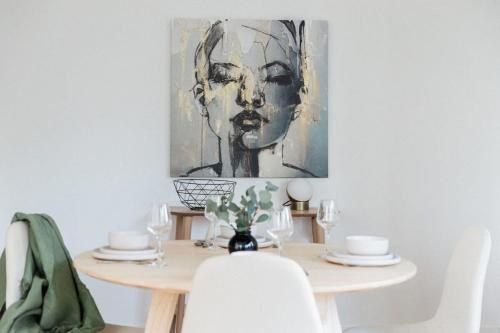 a cozy apt with city views near crown casino