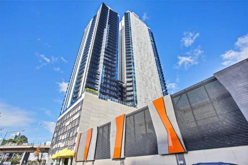 a cozy apt with city views near crown casino