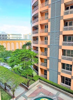 live luxury living at bgc venice