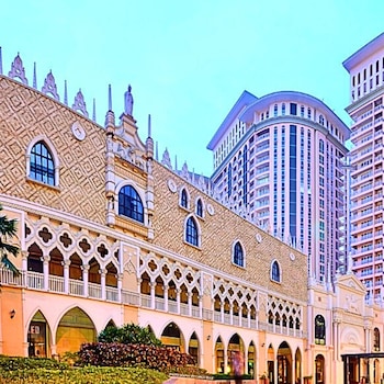 Live Luxury Living At Bgc Venice,,2 star