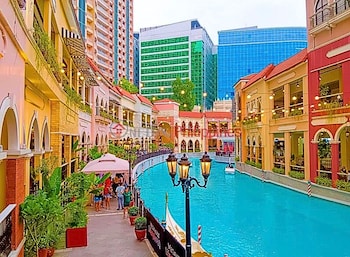 live luxury living at bgc venice