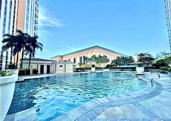 live luxury living at bgc venice