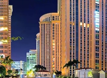 Live Luxury Living At Bgc Venice,,2 star