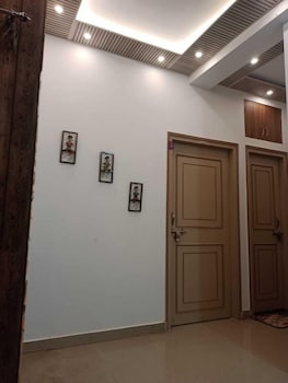 Gharaunda Homestay,,2 star