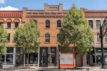 short north lounge stay for 2