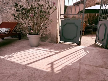 le patio bleu